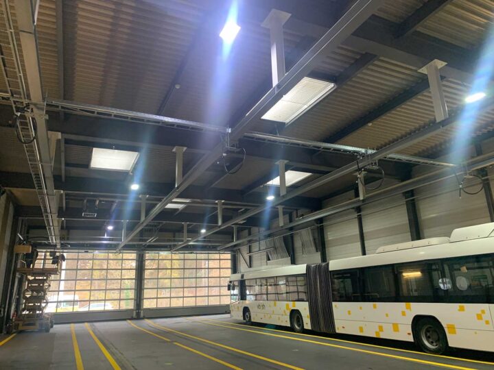 Erste Elektrobusse - Bus in der Garage