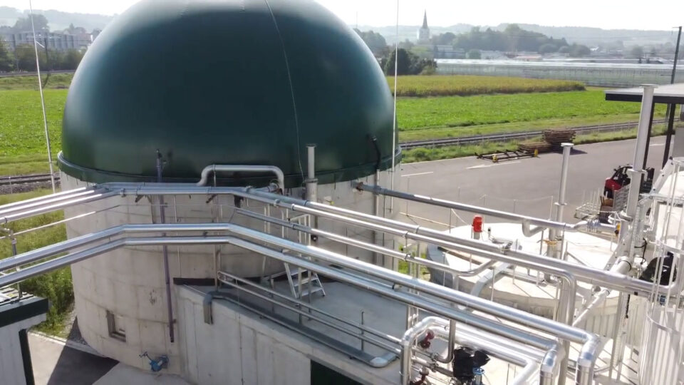 Biogasanlage Tägerwilen - Rohre zwischen den Gebäuden von oben