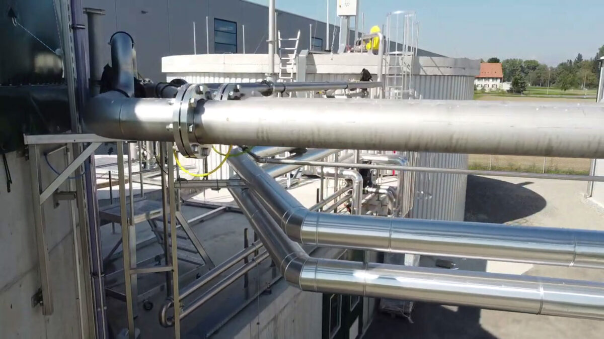 Biogasanlage Tägerwilen - Rohrinstallation zwischen Gebäuden