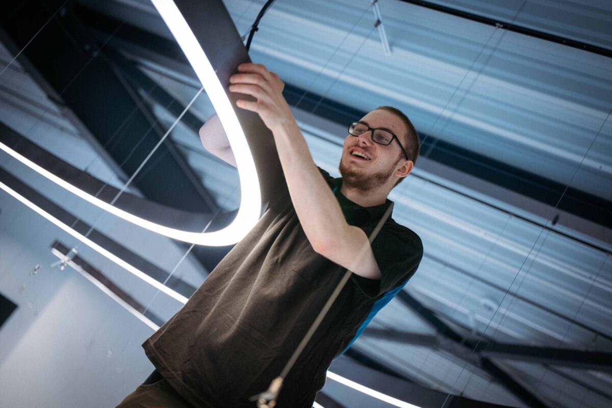 Fachmann installiert energieeffiziente LED-Beleuchtung in einem Gebäude